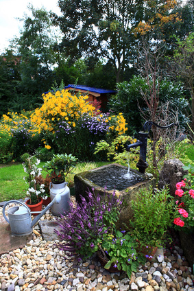 Schwengelpumpe und Trog im Garten