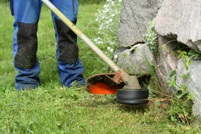 rasentrimmer-im-einsatz