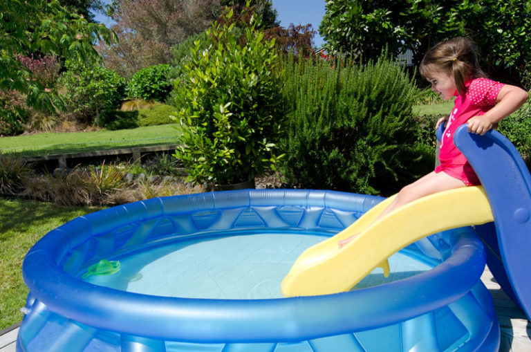 wasserrutsche-fuer-den-garten